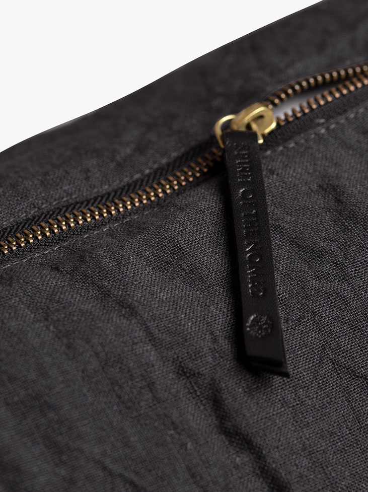 Spirit of the Nomad - Kissenbezug 100% Gewaschenes Leinen - Lava Grey